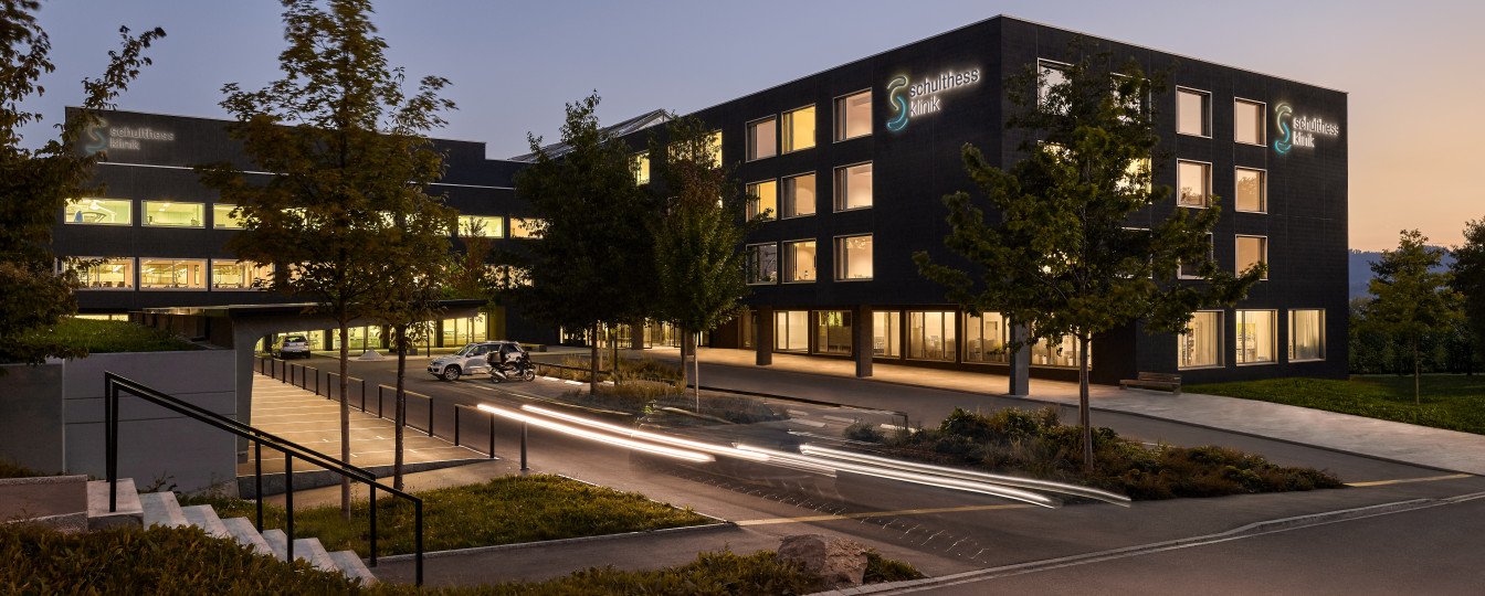Schulthess Klinik bei Nacht