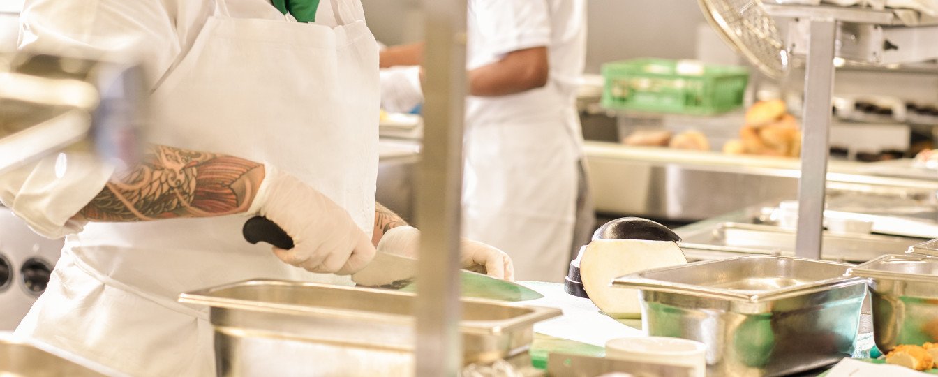 Fokusaufnahme in der Küche beim Rüsten