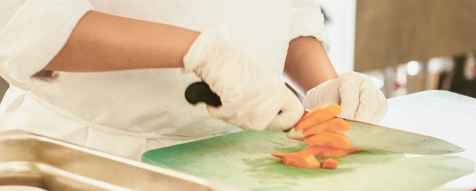 Koch schneidet Gemüse