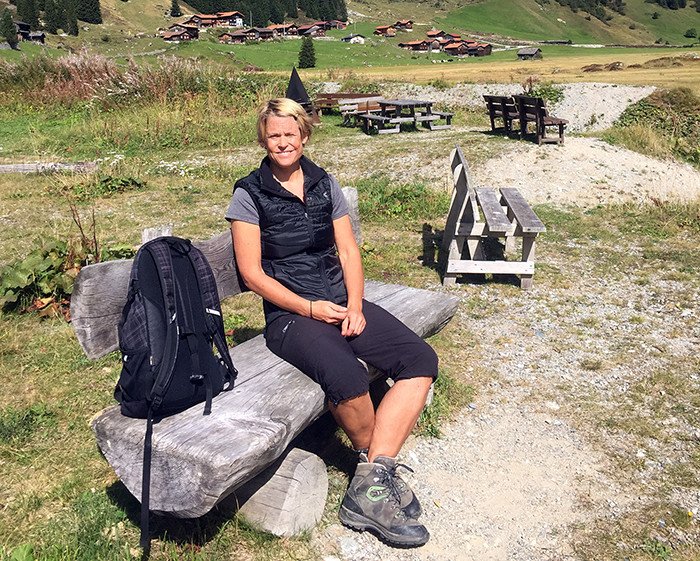 Patientin mit versteiftem Sprunggelenk bei einer Wanderung