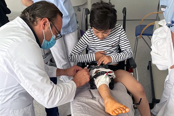 Kinderorthopäde aus Schulthess Klinik behandelt Kind aus Usbekistan