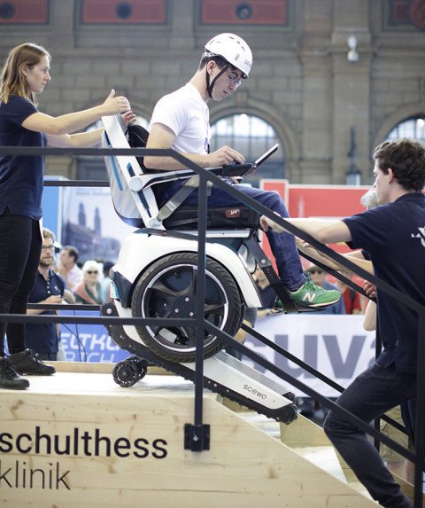 Teilnehmer Cybathlon auf Rollstuhl