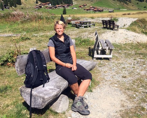 Patientin mit versteiftem Sprunggelenk bei einer Wanderung