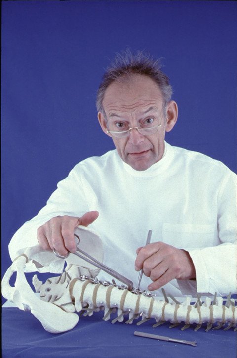 Prof. Heiner Scheuer mit Wirbelsäulenmodell