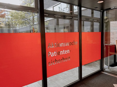 beschrifteter Klinikeingang mit "Aktionswoche Patientensicherheit"