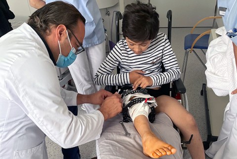 Kinderorthopäde aus Schulthess Klinik behandelt Kind aus Usbekistan