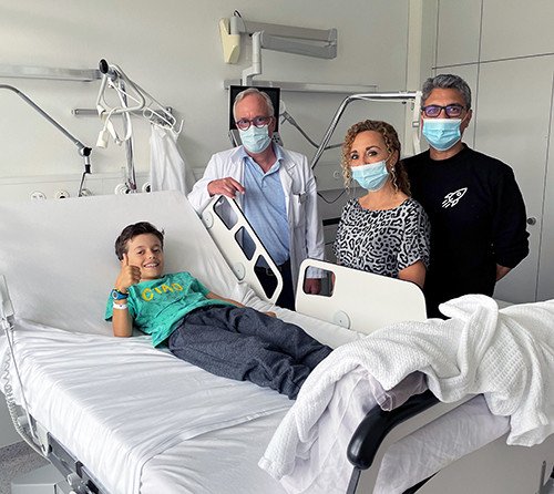 Kind mit Eltern und Chirurg im Spitalzimmer