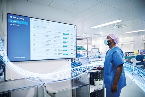 Mario Rocha Sampaio vor Screen Smart Hub in der Zentralsterilisation
