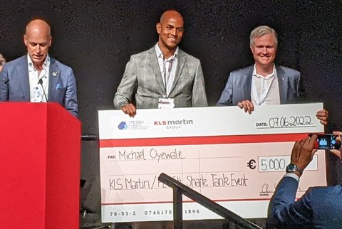 Michael Oyewale übernimmt Forschungspreis