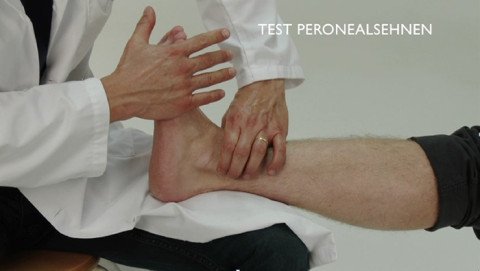 Arzt testet Peronealsehnen bei Patient