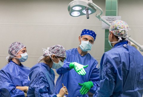 Daniel Haschtmann erklärt vor beim AO-Spine-Operationskurs