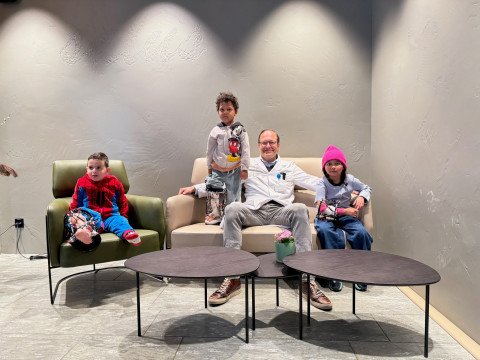 Hannes Manner mit OP-Kindern