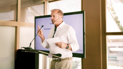 Dr. med. Pascal Rippstein referiert über das Thema Sprunggelenk-Prothese versus Sprunggelenk-Arthrodese