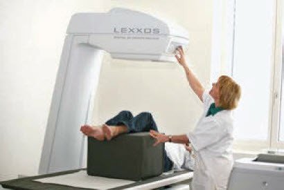 Patientenlagerung zur Knochendichtemessung der Lendenwirbelsäule