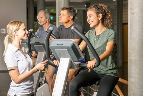 Rückenpatienten auf dem Fahrradergometer beim Ausdauertraining