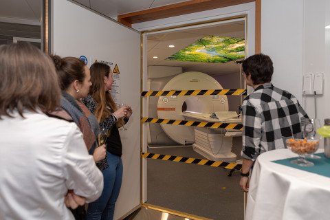 Besucher betrachten das neue MRI in der Schulthess Klinik