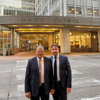 Prof. Dr. Markus Scheibel vor der Mayo Clinic