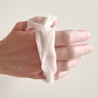 Paraffin um eine Hand gewickelt