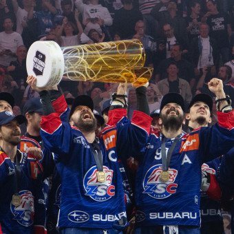 Eishockeymannschaft feiert ihren Titel