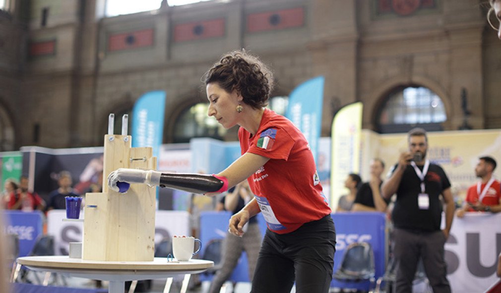 Cybathlon-Teilnehmerin mit Handprothese