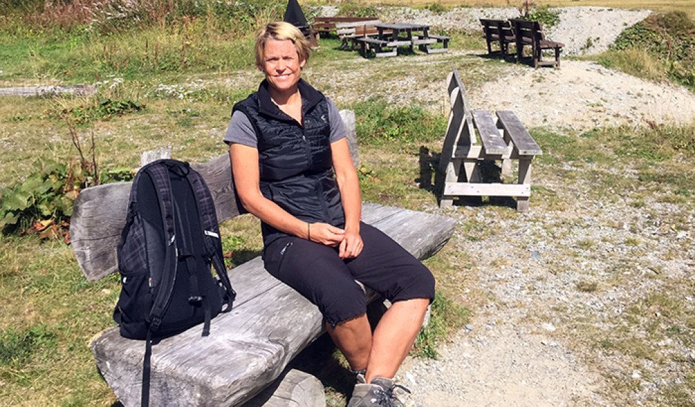 Patientin mit versteiftem Sprunggelenk bei einer Wanderung