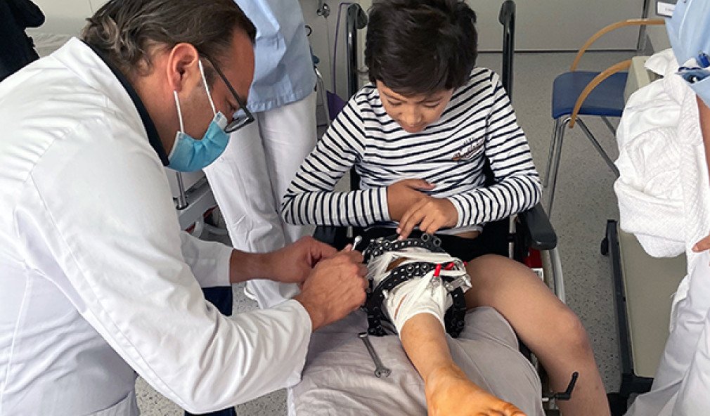 Kinderorthopäde aus Schulthess Klinik behandelt Kind aus Usbekistan