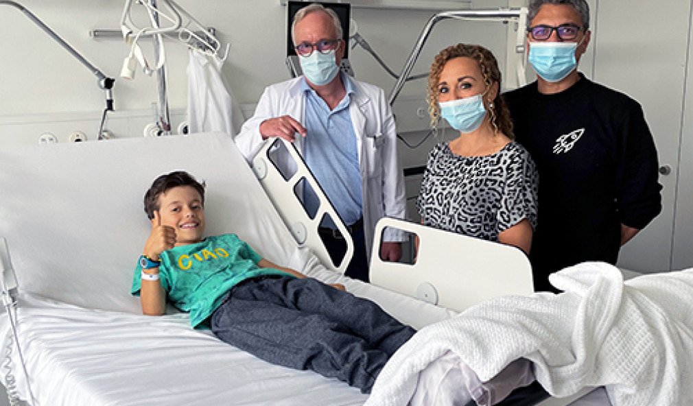 Kind mit Eltern und Chirurg im Spitalzimmer