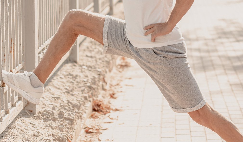 Mann bei Übung für die Hüfte