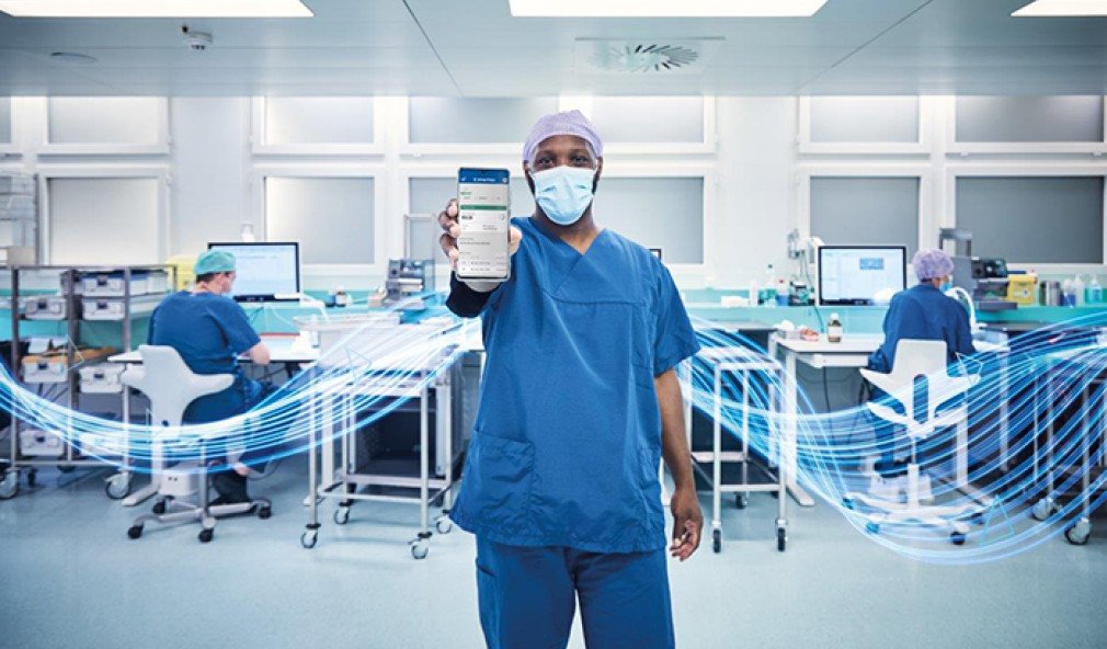 Mario Rocha Sampaio mit SmartHub auf Smartphone in der Zentralsterilisation