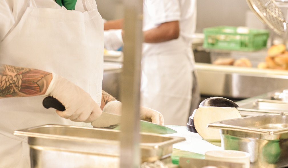 Fokusaufnahme in der Küche beim Rüsten