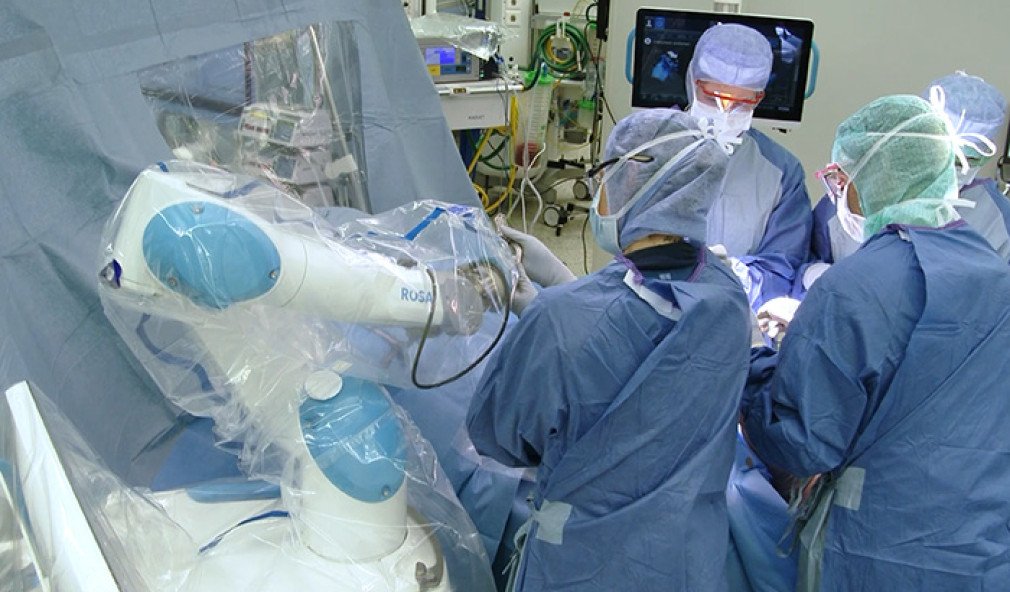 OP-Szene mit OP-Roboter Rosa und Chirugen