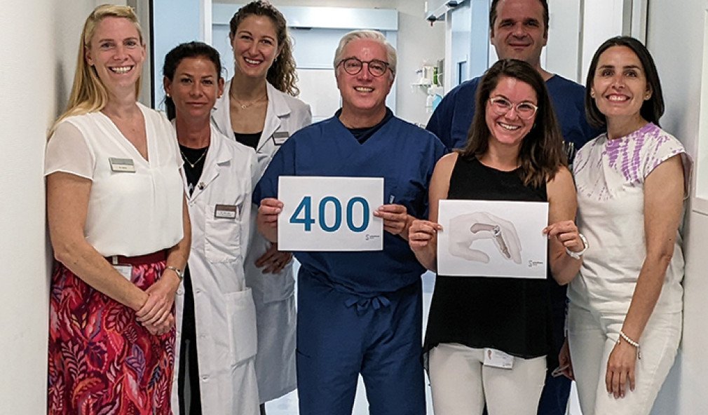 Gruppenbild Handchirurgie zur 400. CapFlex-Prothese 