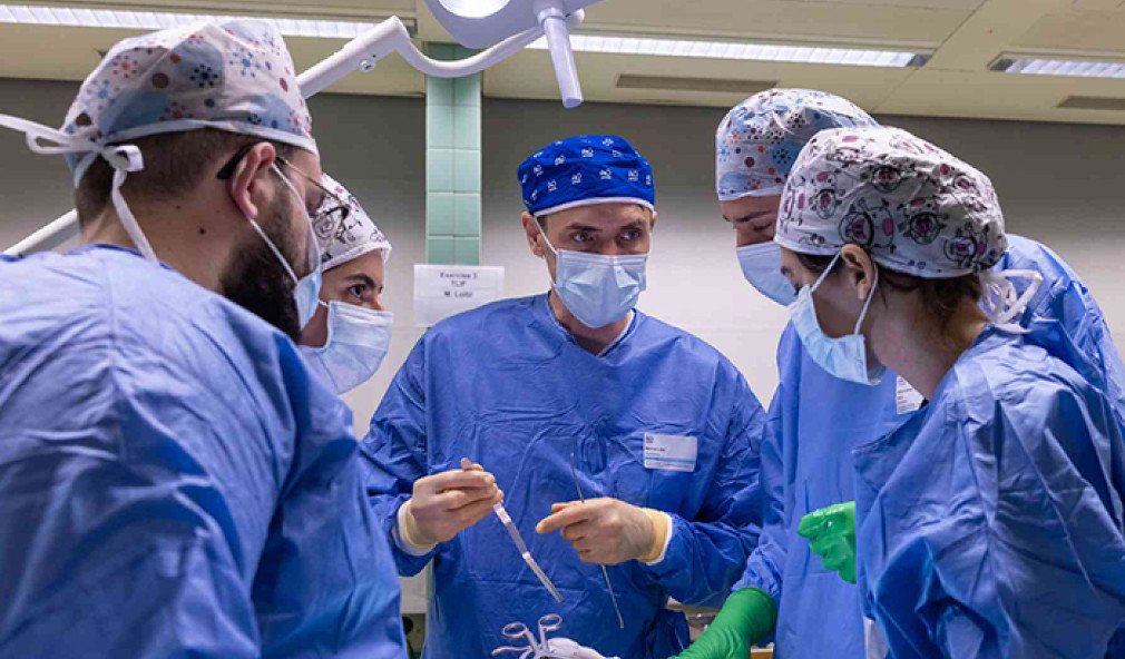 Markus Loibl zeigt vor beim AO-Spine-Operationskurs