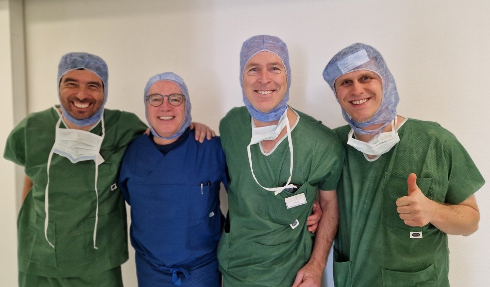 Bild mit OPs-Kleidung v.l.n.r.: Dr. Alex Lluch, Dr. Daniel Herren, Prof. Simon Farnebo, Johannes Winker