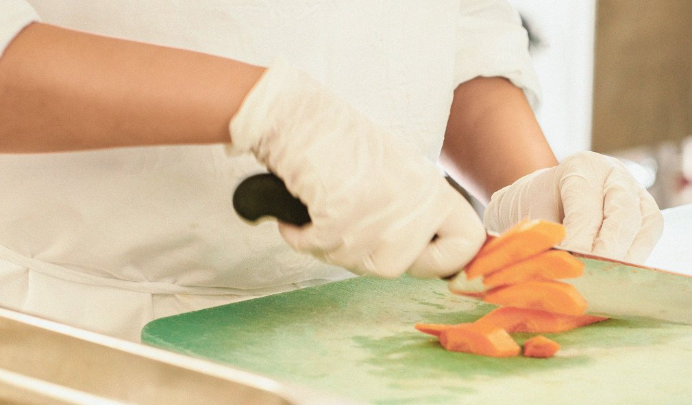 Koch schneidet Gemüse