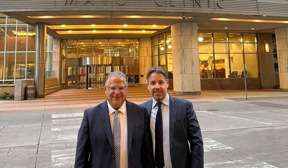 Prof. Dr. Markus Scheibel vor der Mayo Clinic