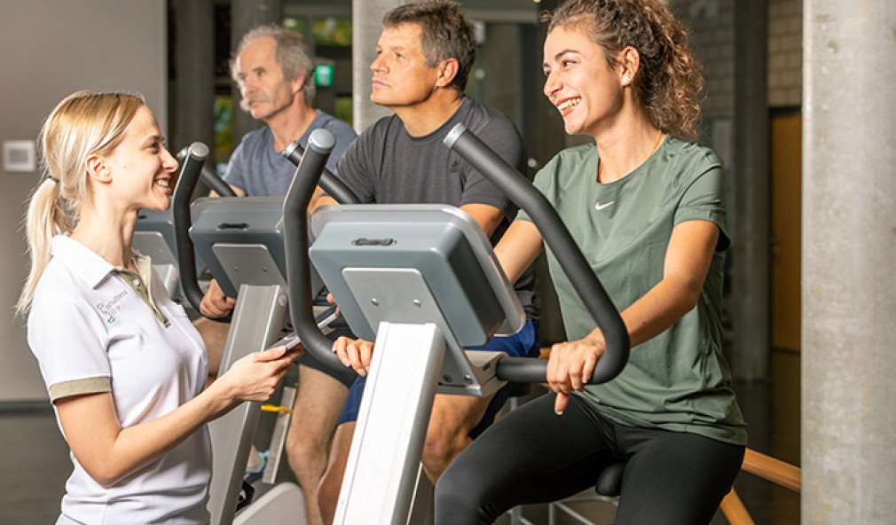 Rückenpatienten auf dem Fahrradergometer beim Ausdauertraining