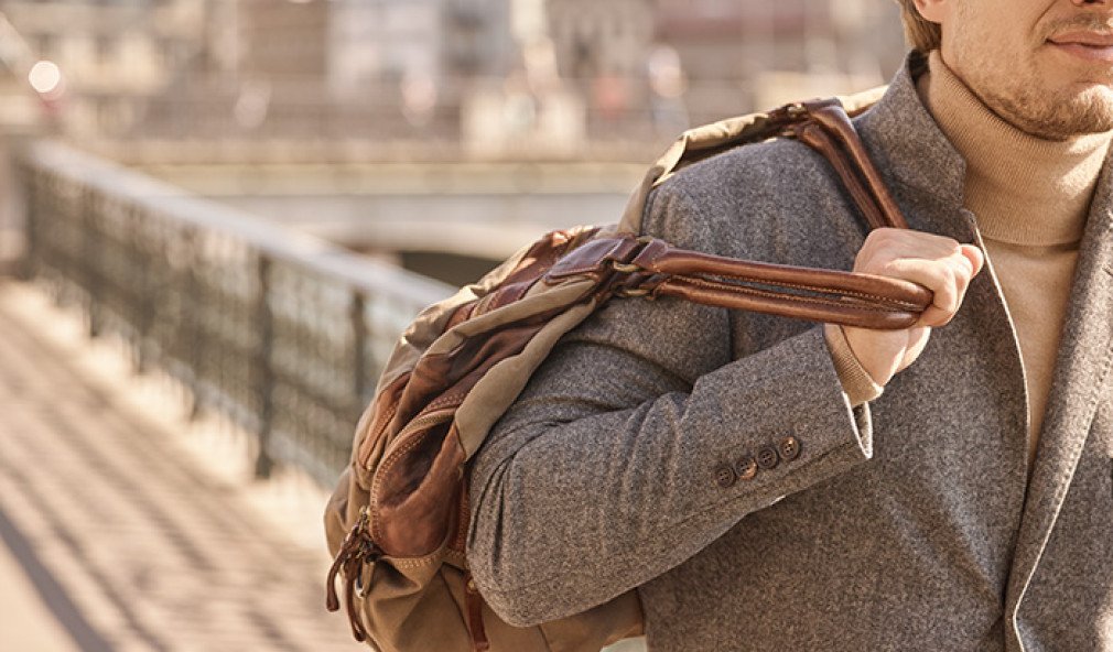 Mann Tasche über Schulter, sinnbildlich für die Schulterchirurgie der Schulthess Klinik