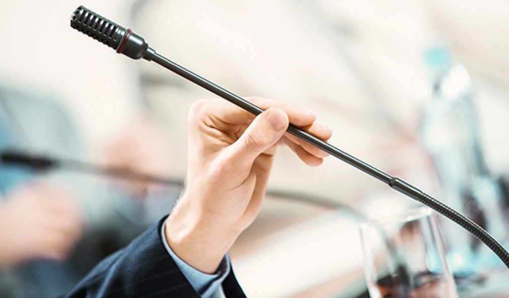 Referent mit Mikrofon