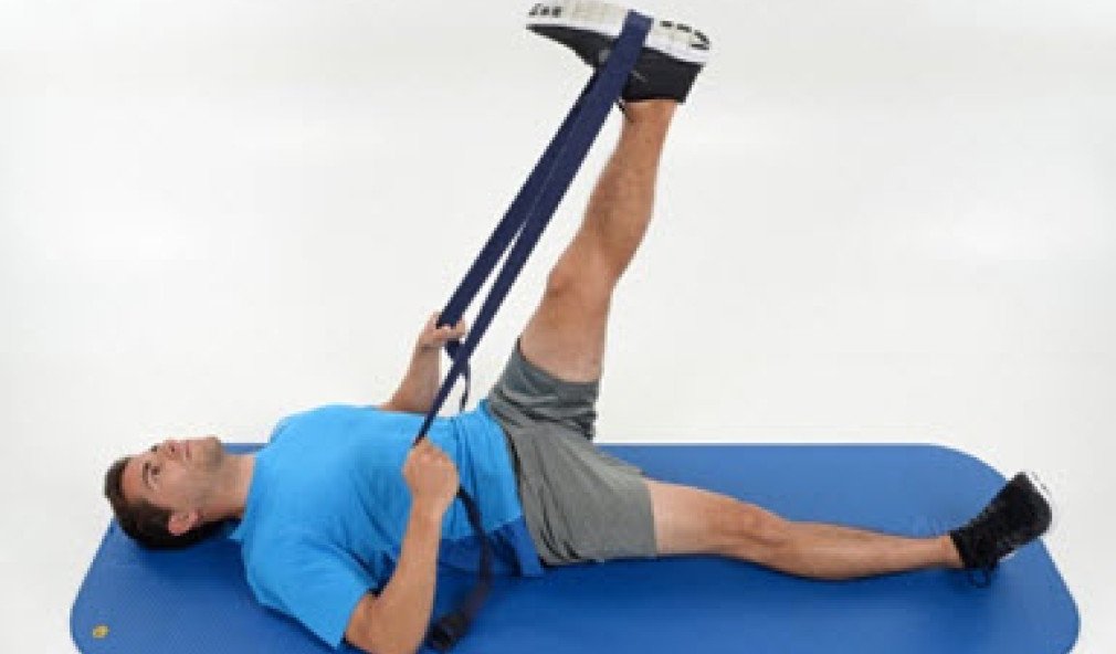 Mann beim Training zuhause mit Gymnastikband