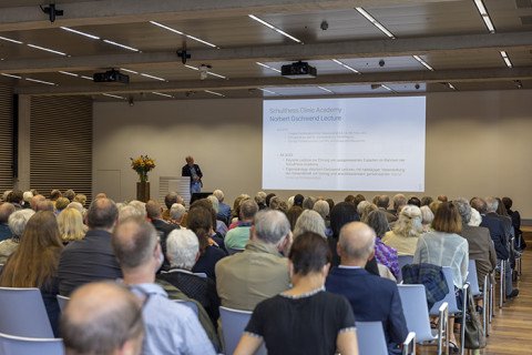 Prof. Michael Leunig referiert an der Norbert Gschwend Lecture