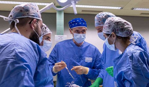 Markus Loibl zeigt vor beim AO-Spine-Operationskurs